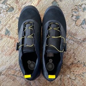 size 41 (US 9) womens soulcycle shoes MINT CONDITION with clips included !